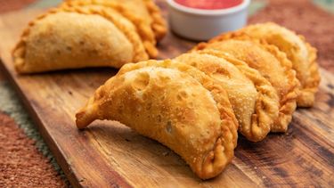 La prestigiosa guía internacional gastronómica Taste Atlas armó un ránking de los 50 mejores desayunos del mundo y generó sorpresa tras incluír en esta nómina a las empanadas argentinas y compararlas con otros comidas como el croissant (de origen francés) y el Pan de Queijo (Brasil). La prestigiosa guía internacional gastronómica Taste Atlas armó un ránking de los 50 mejores desayunos del mundo y generó sorpresa tras incluír en esta nómina a las empanadas argentinas y compararlas con otros comidas como el croissant (de origen francés) y el Pan de Queijo (Brasil).