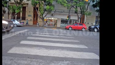 El cruce a pie de la Avenida de Mayo es una complicación para muchas personas. (LA OPINION)