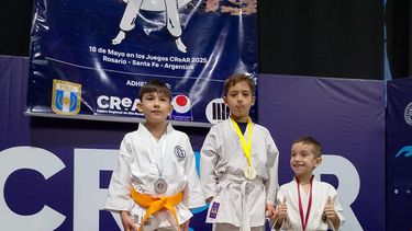 Uno de los podios de la delegación nicoleña en el torneo desarrollado en Rosario. Uno de los podios de la delegación nicoleña en el torneo desarrollado en Rosario.