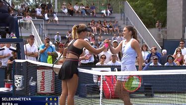 Julia Riera en el saludo final luego de perder en la ronda inicial de la qualy. Julia Riera en el saludo final luego de perder en la ronda inicial de la qualy.