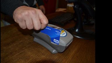 Cada vez son más los que deciden abonar con tarjeta de débito o crédito. (ARCHIVO LA OPINION)