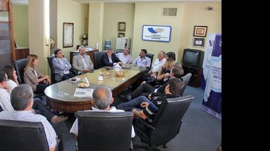 El titular de la cartera bonaerense junto a integrantes de la Cámara. (CAMARA DE COMERCIO)