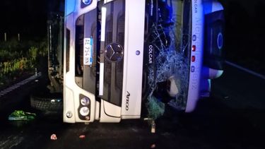 El camión despistó y volcó a la altura del kilómetro 206 de la autopista de la ruta 8 este martes alrededor de las 5:00. El camión despistó y volcó a la altura del kilómetro 206 de la autopista de la ruta 8 este martes alrededor de las 5:00.