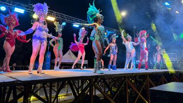 Con una masiva concurrencia de público y un clima de fiesta popular, Ramallo vivió este fin de semana sus dos noches de Carnavales 2026 sobre la tradicional Avenida Mitre, consolidando una vez más al evento como uno de los encuentros culturales más convocantes del distrito. Con una masiva concurrencia de público y un clima de fiesta popular, Ramallo vivió este fin de semana sus dos noches de Carnavales 2026 sobre la tradicional Avenida Mitre, consolidando una vez más al evento como uno de los encuentros culturales más convocantes del distrito.