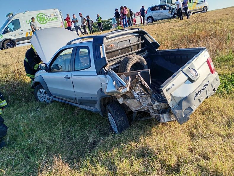 La camioneta sufrió el impacto en la parte trasera y el vehículo salió despistado a la banquina. La camioneta sufrió el impacto en la parte trasera y el vehículo salió despistado a la banquina.