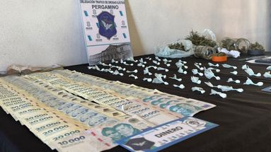 En los allanamientos por drogas en Pergamino: secuestraron cocaína, marihuana y más de $2 millones en barrio Jorge Newbery. En los allanamientos por drogas en Pergamino: secuestraron cocaína, marihuana y más de $2 millones en barrio Jorge Newbery.
