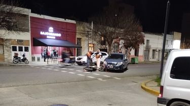 Chocaron un auto y una moto en la esquina de avenida Alsina y Merced. Chocaron un auto y una moto en la esquina de avenida Alsina y Merced.