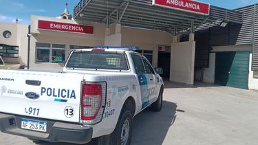 El suicida fue custodiado por los integrantes de la brigada motorizada de la Policía Local y patrulleros del Comando en un cordón sanitario para llegar lo más rápidamente al Hospital San José; donde arribó con vida. El suicida fue custodiado por los integrantes de la brigada motorizada de la Policía Local y patrulleros del Comando en un cordón sanitario para llegar lo más rápidamente al Hospital San José; donde arribó con vida.