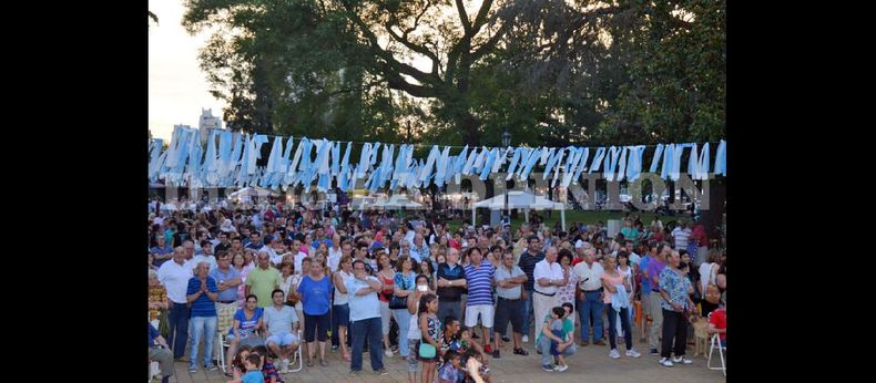 Al caer el sol, los pergaminenses dijeron presente en la festividad que propuso el Concejo Deliberante para celebrar el cumpleaños 120 de la ciudad. (LA OPINION)