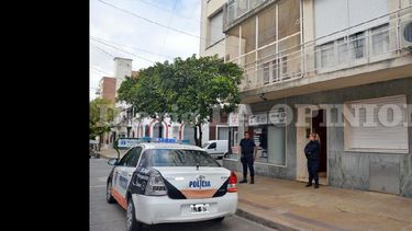 El joven cayó por el hueco del ascensor del edificio ubicado en la esquina de Florida y 25 de Mayo. (LA OPINION)