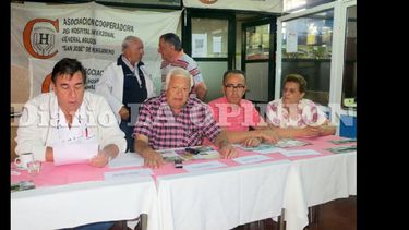 Autoridades de la Cooperadora del Hospital agradecieron la colaboración de la gente. (LA OPINION)