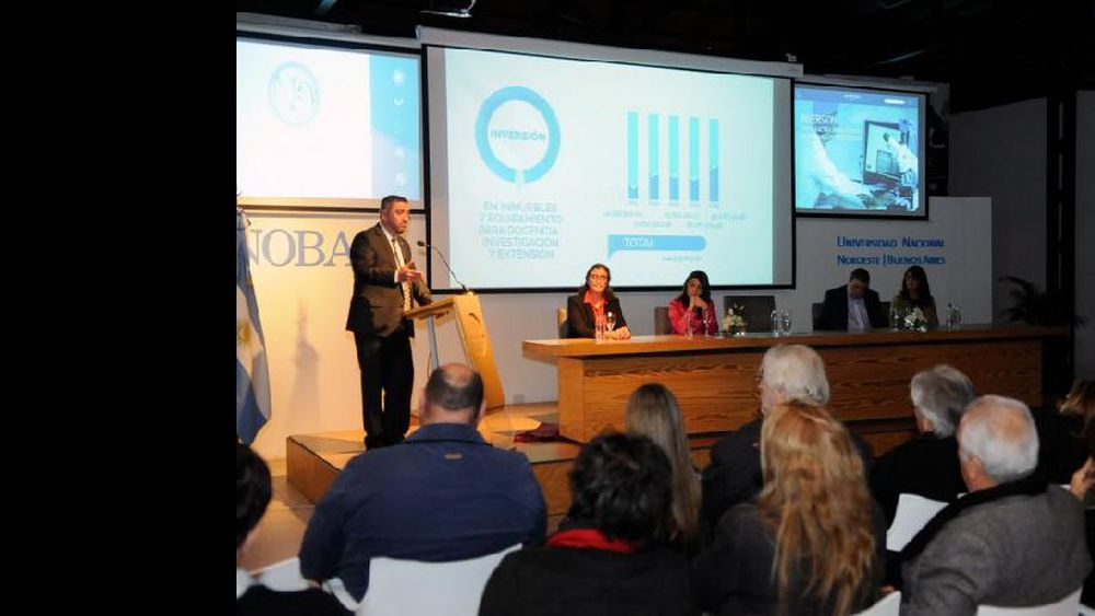 Guillermo Tamarit presidió un acto en el que presentó el informe de la gestión 2011-2015. (UNNOBA)