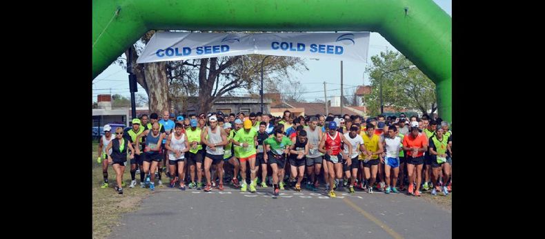 Los atletas se alistan para ser de la partida en el 14º Medio Maratón Pergamino Nuestra Señora de la Merced. La largada será en el Parque Municipal. (ARCHIVO LA OPINION)
