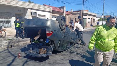Un automóvil Chevrolet Corsa volcó tras rozar a un vehículo estacionado en calle Magallanes al 500. Un automóvil Chevrolet Corsa volcó tras rozar a un vehículo estacionado en calle Magallanes al 500.