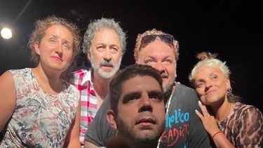 El elenco de Llegaron los chicos, la comedia negra que vuelve a escena en Buenos Aires con Marcelo Saltal como una de sus figuras centrales. El elenco de Llegaron los chicos, la comedia negra que vuelve a escena en Buenos Aires con Marcelo Saltal como una de sus figuras centrales.