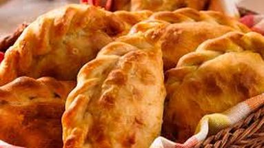 Aunque hoy es un emblema de la cocina argentina, la empanada tiene raíces mucho más lejanas. Sus primeras versiones se remontan a la antigua Persia. Aunque hoy es un emblema de la cocina argentina, la empanada tiene raíces mucho más lejanas. Sus primeras versiones se remontan a la antigua Persia.