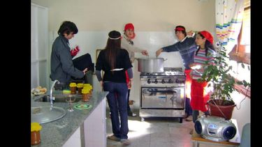 En horario extracurricular los jóvenes socorrenses preparan los exquisitos dulces.  (ANA TELLECHEA)