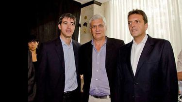 Adrián Pérez y Sergio Massa flanquean a Guillermo Illia, precandidato a intendente del FR. (FRENTE RENOVADOR)