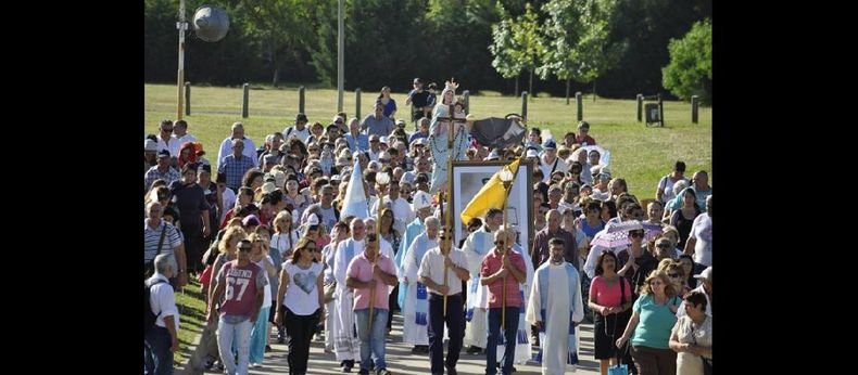 Como cada 25 los fieles junto al nuevo obispo participaron de la procesión con la imagen de la Virgen del Rosario. (OBISPADO DE SAN NICOLAS)