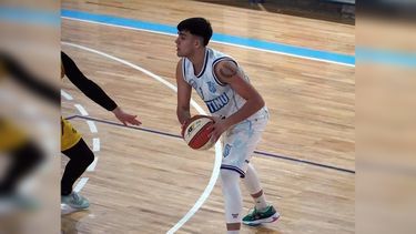 Mateo Suleta en acción durante la final del Súper 4 el pasado domingo frente a Comu.