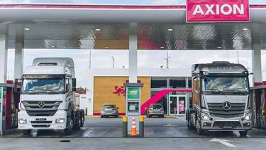 Mercedes-Benz Camiones y Buses y AXION energy reafirman su alianza estratégica en la Argentina, una relación que une a dos compañías líderes de sus respectivos sectores con una visión compartida: acompañar al transporte profesional con soluciones de alto desempeño, tecnología y respaldo integral. Mercedes-Benz Camiones y Buses y AXION energy reafirman su alianza estratégica en la Argentina, una relación que une a dos compañías líderes de sus respectivos sectores con una visión compartida: acompañar al transporte profesional con soluciones de alto desempeño, tecnología y respaldo integral.