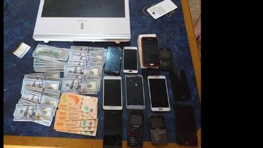 Los sujetos tenían en una de las viviendas del barrio Acevedo cerca de 1.600.000 pesos y 35.000 dólares.  (MINISTERIO DE SEGURIDAD BONAERENSE)
