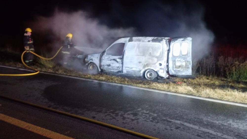 El incendio del vehículo utilitario tipo furgón Fiat Fiorino se incendió por una presunta falla electro mecánica que provocó llamas en el sector del motor. El incendio del vehículo utilitario tipo furgón Fiat Fiorino se incendió por una presunta falla electro mecánica que provocó llamas en el sector del motor.