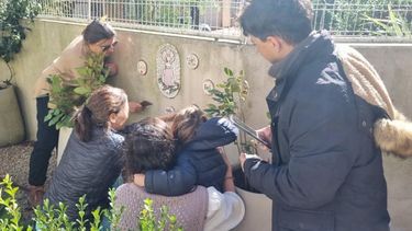 En el Jardín de los Abrazos del servicio de Neonatología, se colocaron piezas de cerámica con los nombres de bebés que pasaron por la Neo de nuestro Hospital Municipal. En el Jardín de los Abrazos del servicio de Neonatología, se colocaron piezas de cerámica con los nombres de bebés que pasaron por la Neo de nuestro Hospital Municipal.