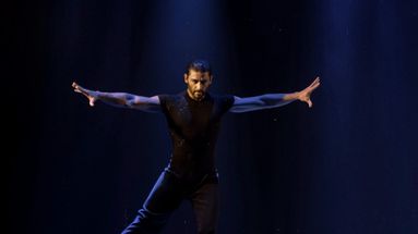 Hernán Piquín celebra Soda Stereo. Algunas historias comienzan con una canción. No con palabras ni promesas, sino con una melodía que une dos almas entre luces, ruido y multitud. Hernán Piquín celebra Soda Stereo. Algunas historias comienzan con una canción. No con palabras ni promesas, sino con una melodía que une dos almas entre luces, ruido y multitud.