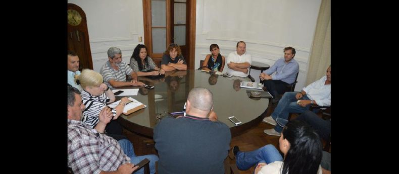 Representantes del Ejecutivo se reunirán esta tarde a las 13:00 para conocer la respuesta de los gremios por la nueva oferta salarial. (LA OPINION)