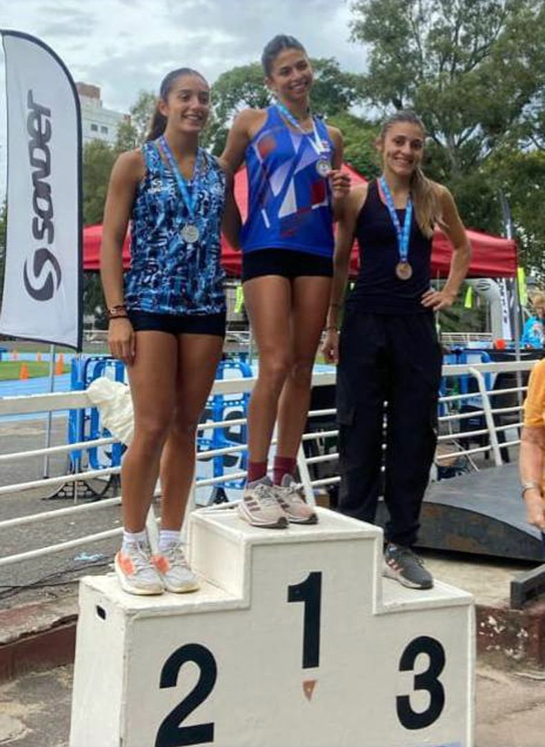 La pergaminense Lucía Zurda logró el tercer puesto en los 100 metros con vallas. La pergaminense Lucía Zurda logró el tercer puesto en los 100 metros con vallas.