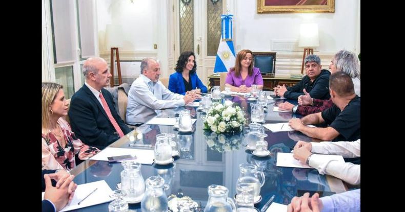 La presidenta de la Cámara de Diputados, Cecilia Moreau, recibió al líder del gremio transportista para dialogar sobre la modificación al Impuesto a las Ganancias .