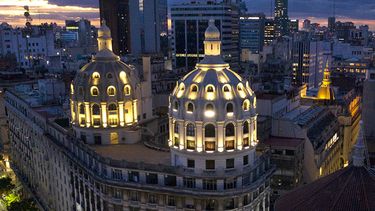 Noche de Cúpulas ofrece experiencias únicas: recorridas, performances artísticas, catas de vino y vistas panorámicas. Noche de Cúpulas ofrece experiencias únicas: recorridas, performances artísticas, catas de vino y vistas panorámicas.