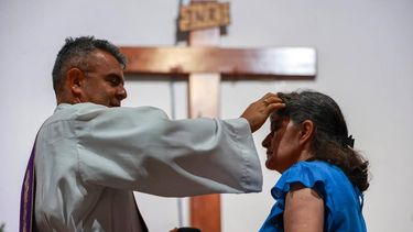 Las cenizas son impuestas en la frente, haciendo la señal de la cruz con ellas. Las cenizas son impuestas en la frente, haciendo la señal de la cruz con ellas.