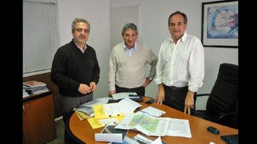 José Salauati, José Di Doménico y Diego Castiglioni durante la reunión realizada en Hidráulica. (LA OPINION)
