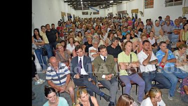 Una multitud participó de la asamblea postinundación