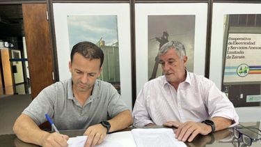 Paso clave en la operatividad del Parque Fotovoltaico Zárate, se firmó el primero de los contratos para la adquisición de energía renovable entre la Cooperativa y la empresa Embotelladora Matriz. Paso clave en la operatividad del Parque Fotovoltaico Zárate, se firmó el primero de los contratos para la adquisición de energía renovable entre la Cooperativa y la empresa Embotelladora Matriz.