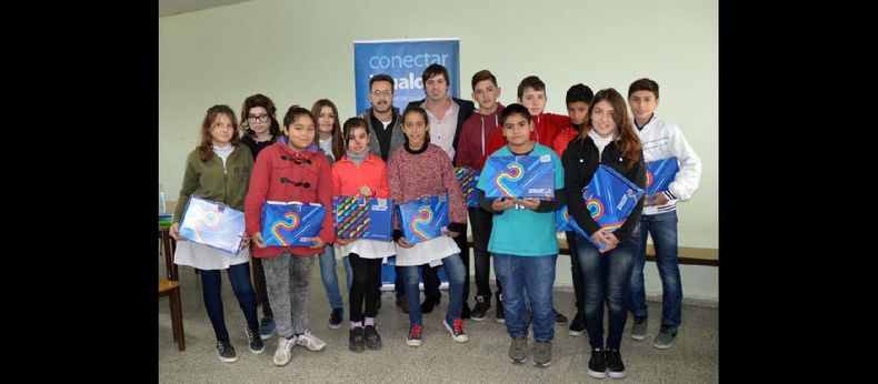 En el marco del Programa Conectar Igualdad, Cristian Roma entregó 34 computadoras a alumnos de la Escuela de Educación Técnica Nº 2. (LA OPINION)