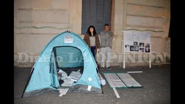 El matrimonio instaló una carpa ayer a la tarde en Florida al 600. (LA OPINION)