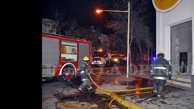 Intervinieron cerca de 20 efectivos con dos vehículos de ataque y dos unidades cisternas.  (LA OPINION)