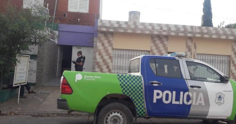 La Policía se desplegó al residencial donde estaba hospedado el joven que hizo la denuncia por hurto dentro de las instalaciones de alquiler temporario de habitaciones.