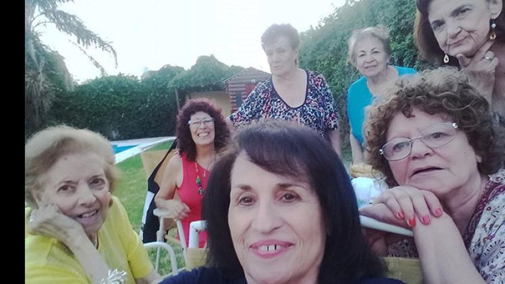 Atrás: María Luisa Posincovich, Norma Deville, Marta Calderón y Cristina Noguera. Adelante: Chaly Cavalitto, Marta Lomelino y Mirta Peralta.