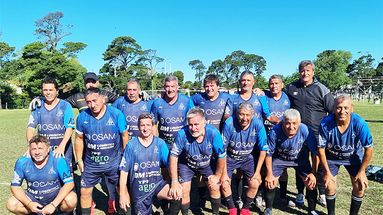El equipo de Seniors B del Colegio San José de Pergamino. Parados: Ricardo Salde, Walter Medina, Lucas Herrera, Fabián Pereyra, Walter Bienzobás, Walter González, Juan Ramón Trota, Claudio “Cañita” Sorrentino. Agachados; Horacio Oldani, Enrique Herrera, Néstor Suárez, Víctor Garay, Juan Herrera, Karen Sarmiento y Walter Quintero. El equipo de Seniors B del Colegio San José de Pergamino. Parados: Ricardo Salde, Walter Medina, Lucas Herrera, Fabián Pereyra, Walter Bienzobás, Walter González, Juan Ramón Trota, Claudio “Cañita” Sorrentino. Agachados; Horacio Oldani, Enrique Herrera, Néstor Suárez, Víctor Garay, Juan Herrera, Karen Sarmiento y Walter Quintero.