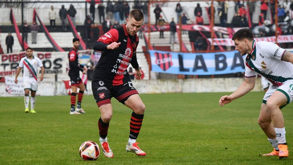 Douglas fue el protagonista del partido, pero no encontró el gol frente a Sportivo Las Parejas. Douglas fue el protagonista del partido, pero no encontró el gol frente a Sportivo Las Parejas.