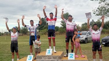 El podio de la categoría Elite con el pergaminense Juan Cintora en el segundo lugar.