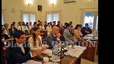El juicio se desarrolló ante una sala de audiencias totalmente colmada de público, que escuchó atentamente las alternativas del caso. (LA OPINION)