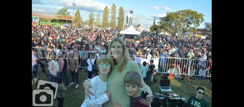 Miembros y colaboradores de la Fundación Justina vieron colmadas sus expectativas en cuanto a respuesta de la gente y difusión del mensaje. (LA OPINION)