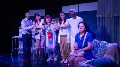 El elenco de Para Anormales está integrado por Marita Cittadini, Luis Furlano, Lorena Clavellino, Ernesto Carenzo, Ivana Nime y Julia Benedettini.