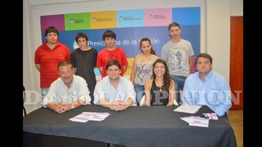 Los referentes del Programa junto a algunos de los jóvenes que ingresarán como pasantes a las empresas locales. (LA OPINION)