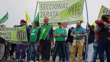 El Secretario General de la CGT regional Zarate, Campana y Escobar, Carlos Gutiérrez -ASIMRA Metalmecánicos- advirtió ayer que existe una fuerte presión de afiliados para desplegar un paro general de todas las actividades productivas del país contra el avance de la reforma laboral de la Administración Milei. El Secretario General de la CGT regional Zarate, Campana y Escobar, Carlos Gutiérrez -ASIMRA Metalmecánicos- advirtió ayer que existe una fuerte presión de afiliados para desplegar un paro general de todas las actividades productivas del país contra el avance de la reforma laboral de la Administración Milei.